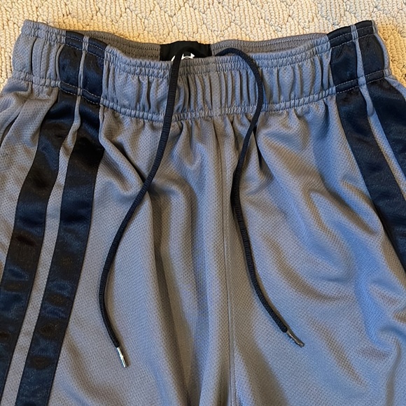 Grey Under Armour Mens Shorts w/Drawstring Waist Size Mens Small - Picture 3 of 5